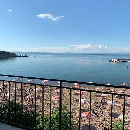 Guest house Lazuren Bryag