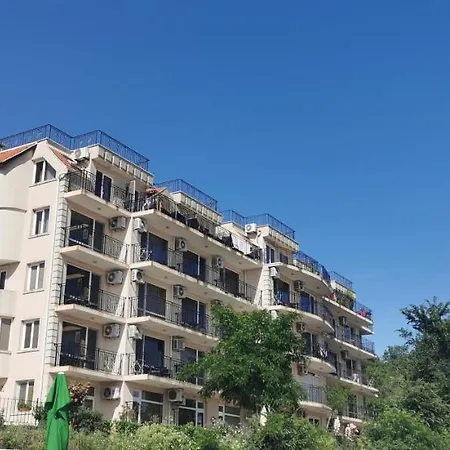 Guest house Lazuren Bryag