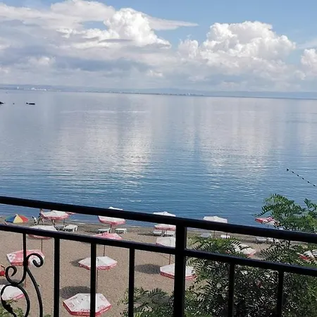 Guest house Lazuren Bryag 2*