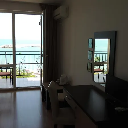 Lazuren Bryag Guest house 2*
